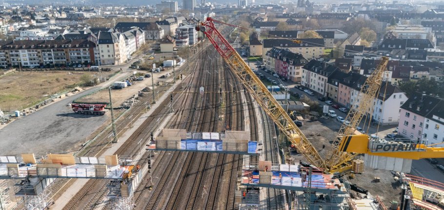 Insgesamt wurden rund 200 Tonnen Stahl eingehoben. 