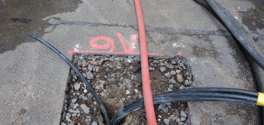Verbindungsleitungen der Geothermie-Sonden auf dem Schulgelände des Görres-Gymnasiums. 