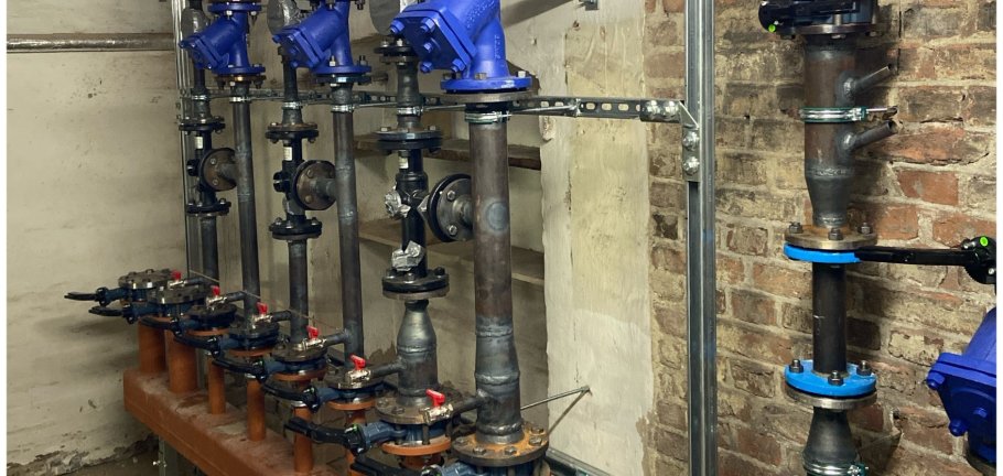 Heizungsverteiler im Keller des Görres-Gymnasiums – Teil der neuen klimafreundlichen Wärmeversorgung mit Wärmepumpentechnik. 
