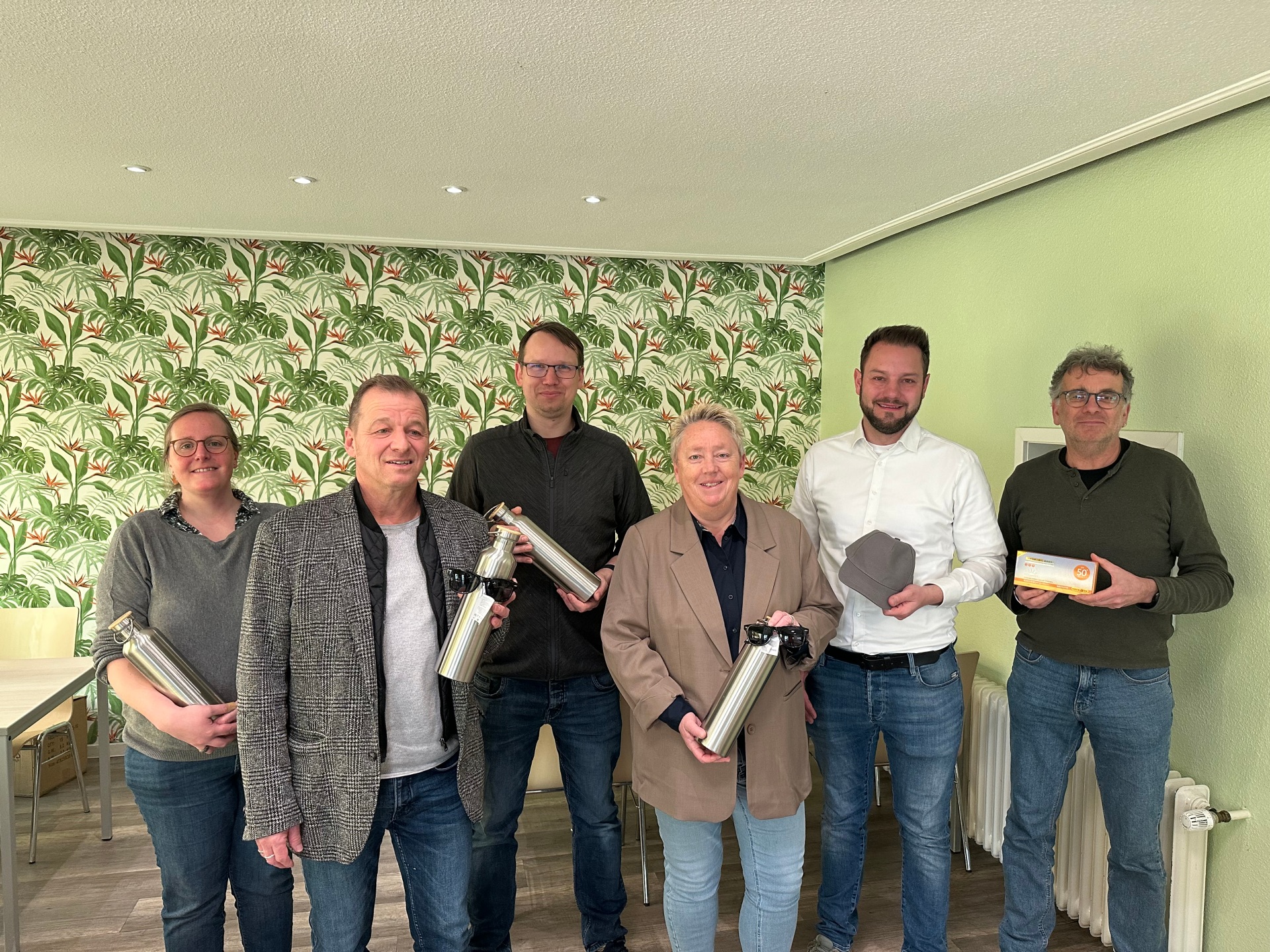 von Links: Nathalie Kasten (Sozialamt Stadt Koblenz), Michael Bungarten (AWO Kreisverband-Koblenz Stadt e.V.), Julian Sommer (Caritasverband Koblenz e.V.), Ulrike Mohrs, Thomas Putz (Sozialamt Stadt Koblenz) und Jürgen Michel (Die Schachtel e.V.)