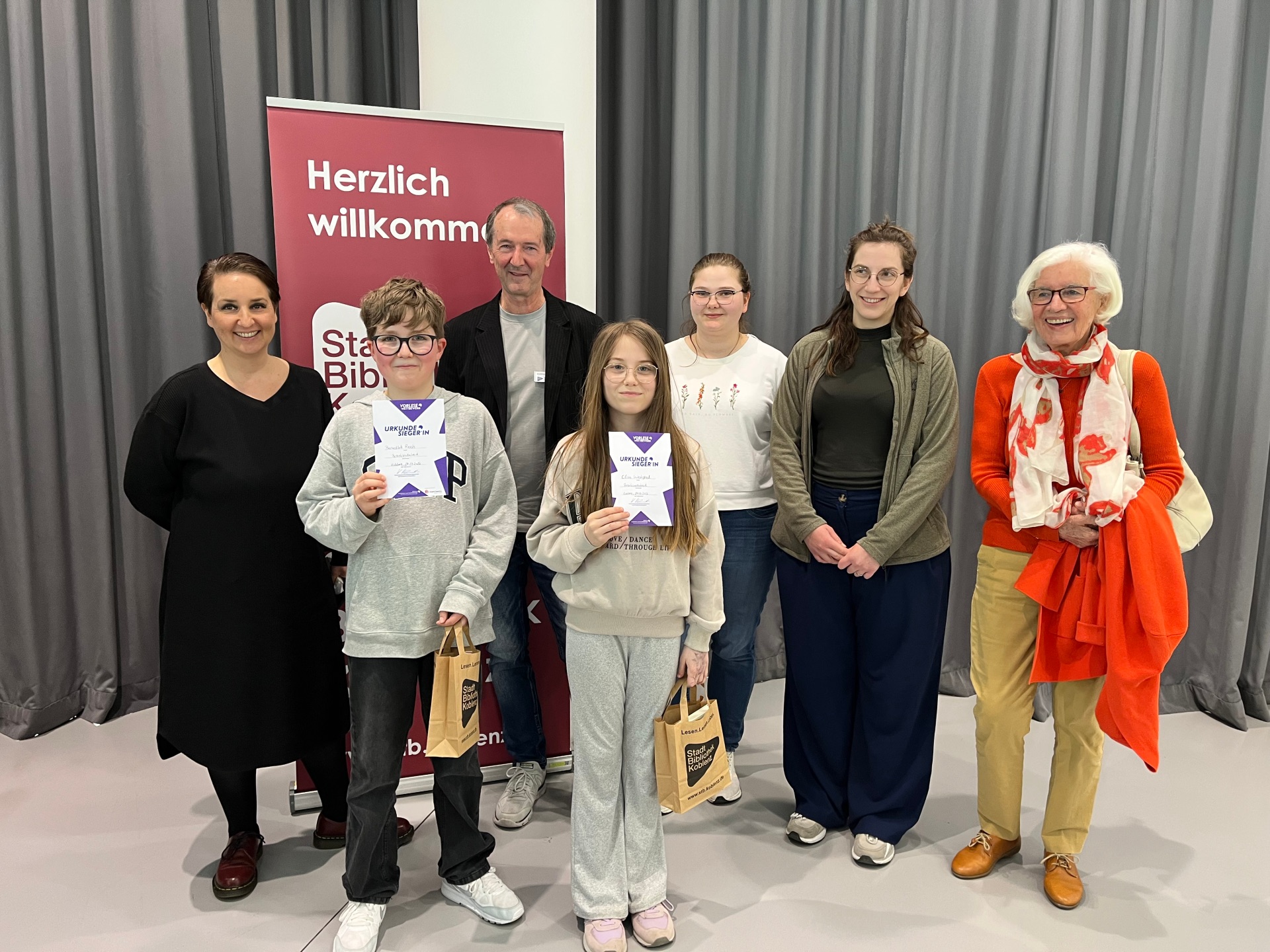 Vorlese-Sieger Benedikt Reeh (v. l.) und Siegerin Elisa Westphal (v. r.) mit den Jurymitgliedern