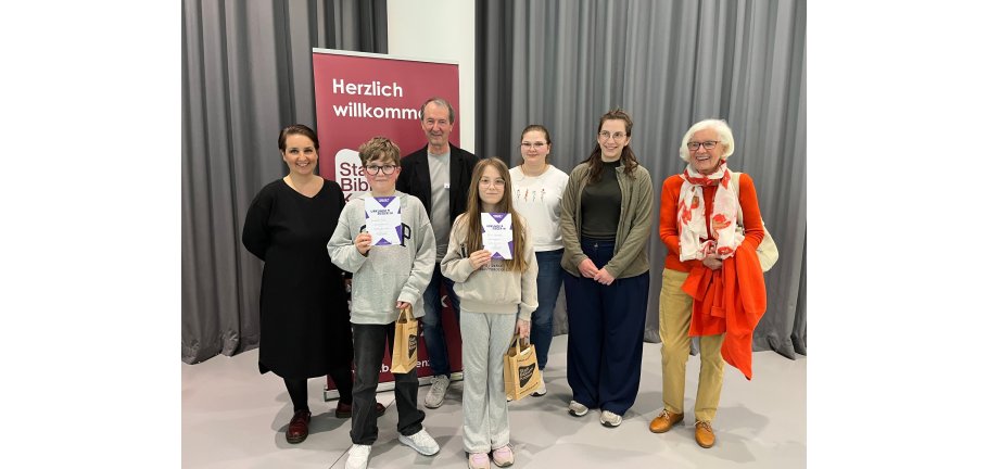 Vorlese-Sieger Benedikt Reeh (v. l.) und Siegerin Elisa Westphal (v. r.) mit den Jurymitgliedern