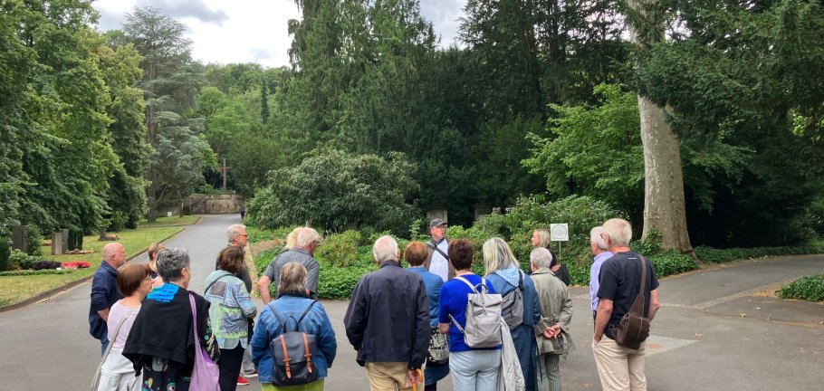Manfred Böckling bietet wieder spannende Führungen über den Koblenzer Hauptfriedhof an.