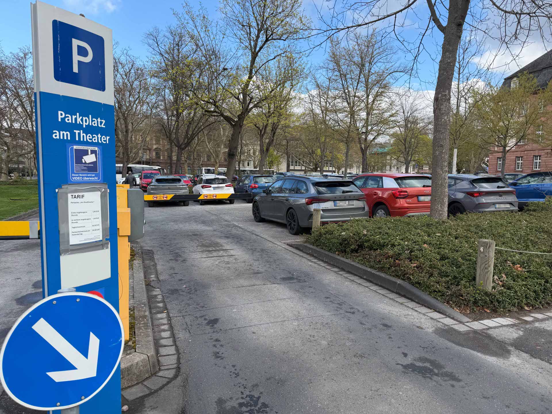 Eine Schranke an einer Parkplatzzufahrt