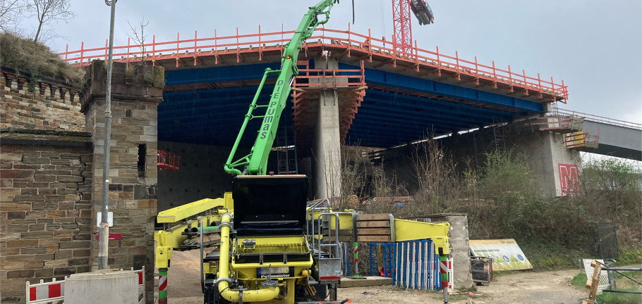 Mithilfe einer Betonverteilerpumpe wurde der Beton auf das höhergelegene Bauwerk transportiert. 