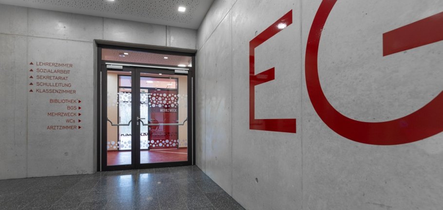 Ein Treppenhaus in Betonoptik in einer Schule. Ein Treppenhaus in Betonoptik in einer Schule.
