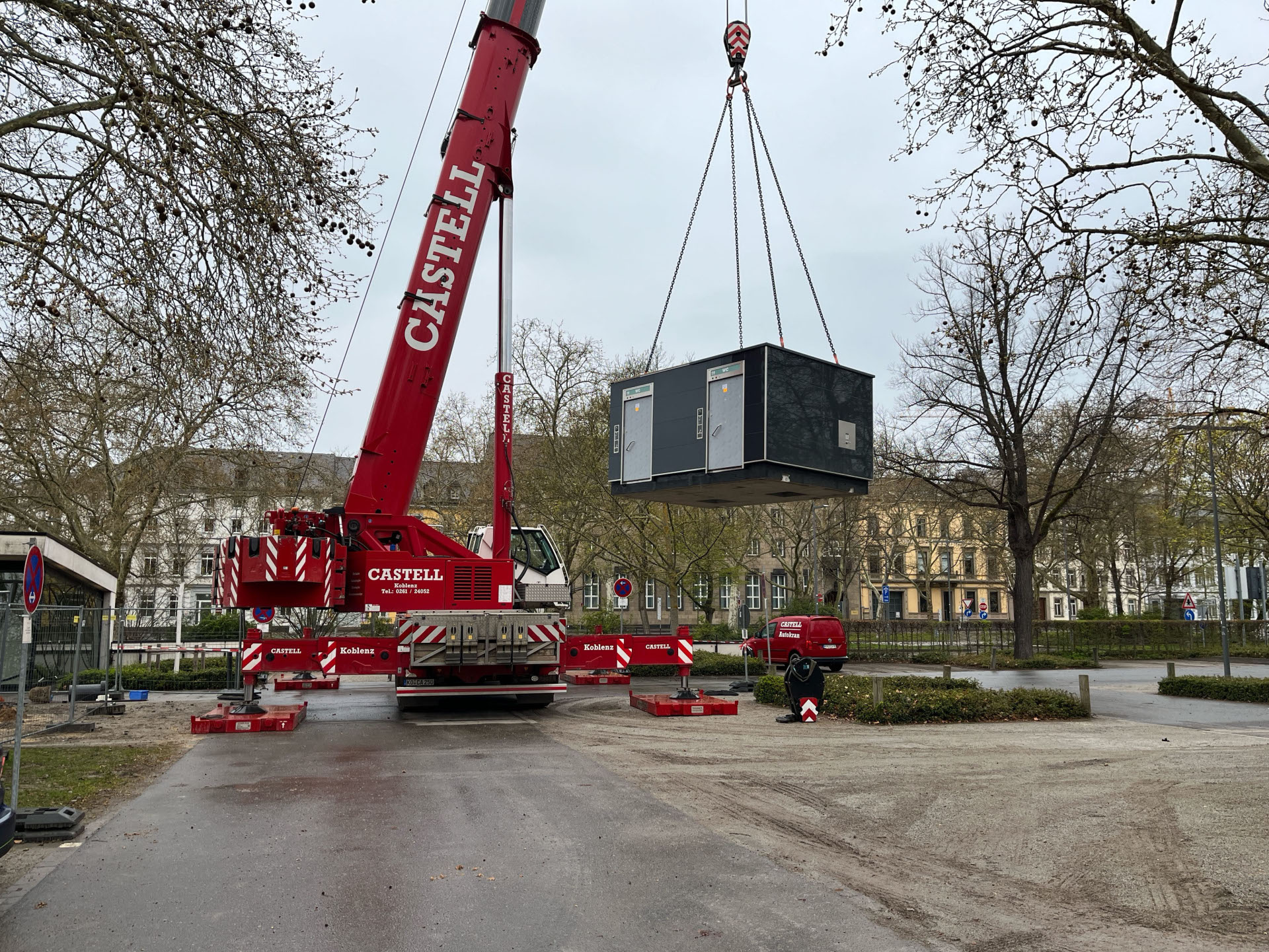 Ein Container hängt an einem Kran in der Luft.