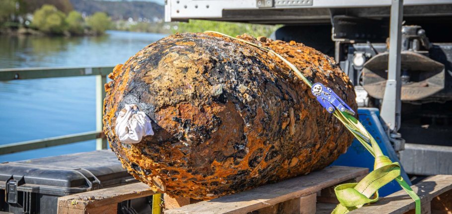 Eine entschärfte Weltkriegsbombe liegt auf einer Palette.