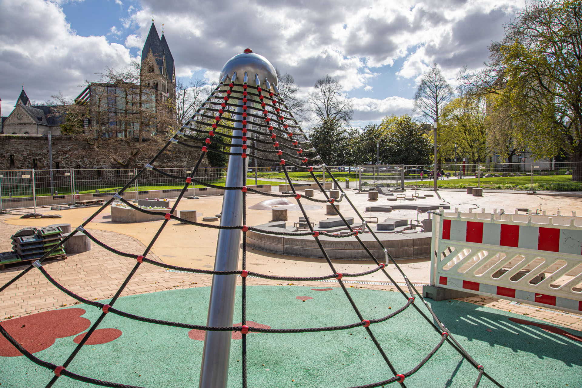 Ein Klettergerüst auf einem Spielplatz.