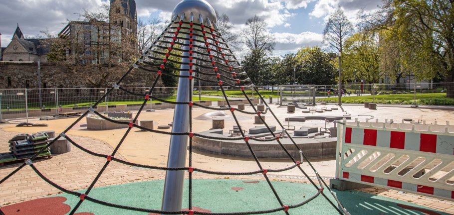 Ein Klettergerüst auf einem Spielplatz.