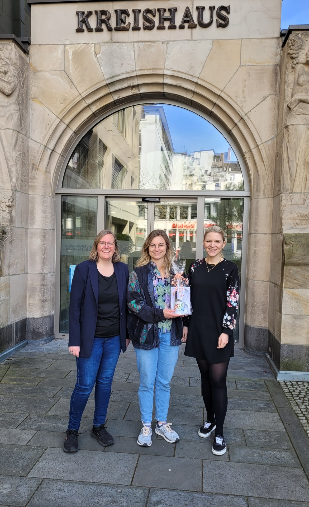 100. Mitglied im Netzwerk Teilhabe ist Kea Roth (Bildmitte). Sie erhielt von den Netzwerkkoordinatorinnen Nathalie Kasten (links, Stadtverwaltung Koblenz) und Meike Koch (rechts, Kreisverwaltung Mayen-Koblenz) ein kleines Präsent.