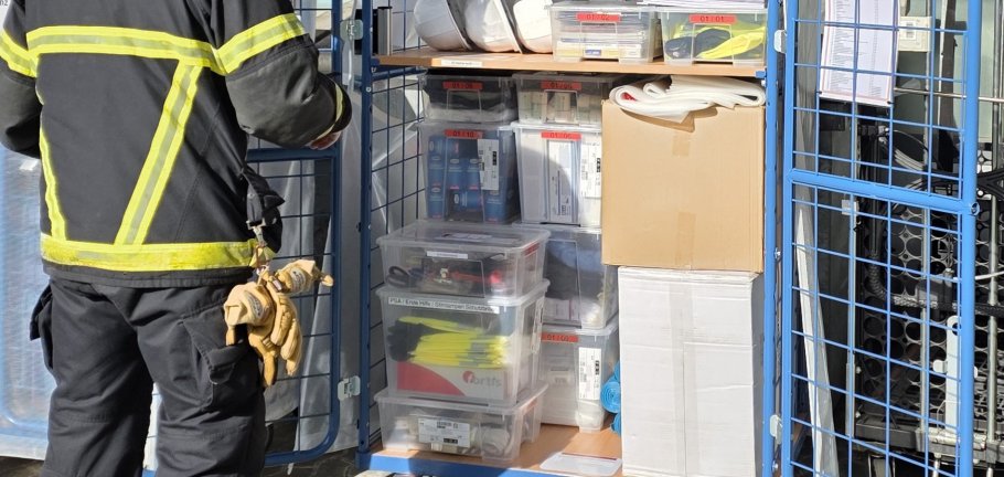 Die Feuerwehr stellte die Ausrüstung für die Übung bereit. Die Feuerwehr stellte die Ausrüstung für die Übung bereit.