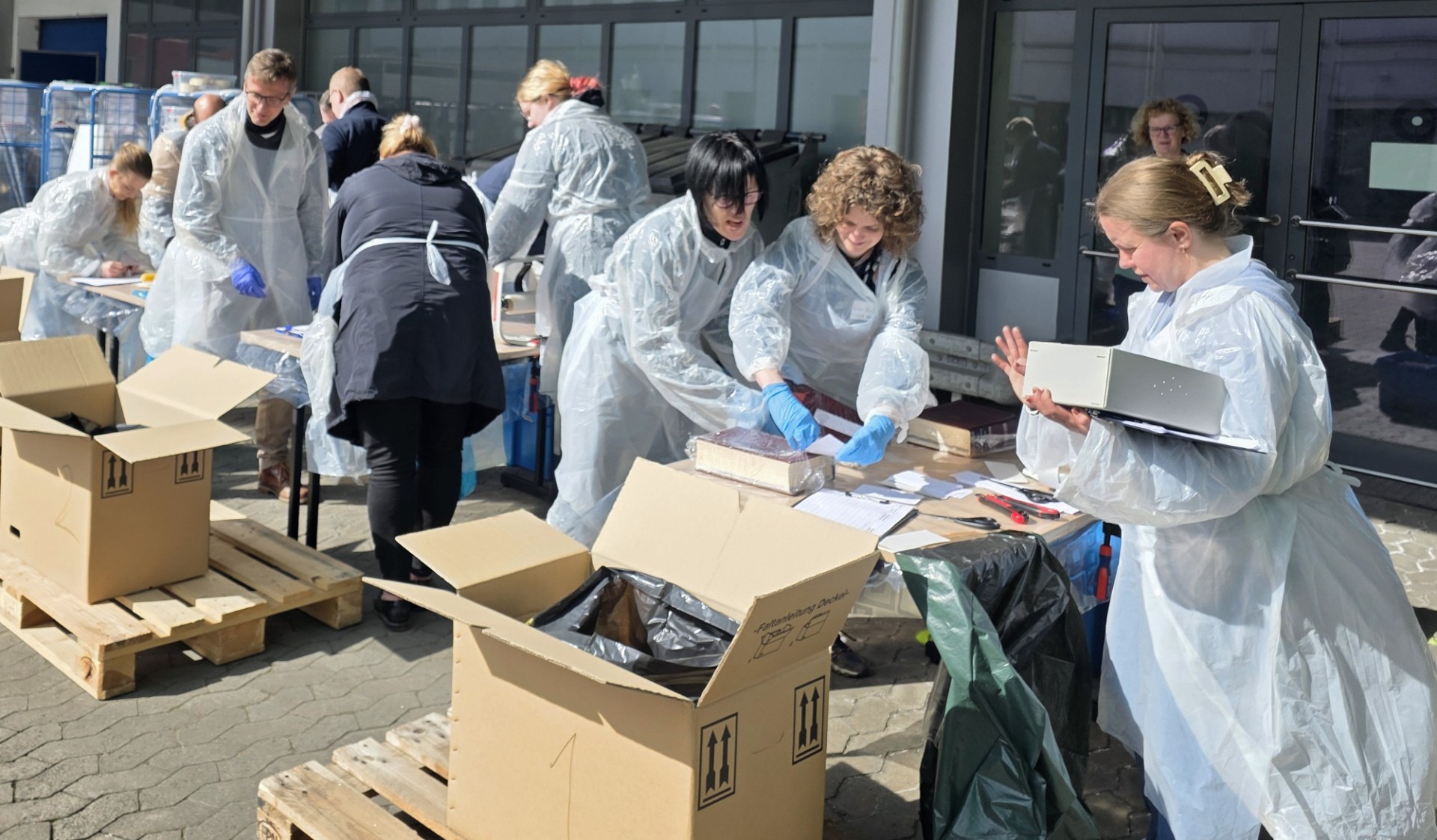 Mitglieder des Notfallverbundes Koblenz übten die Erstversorgung von beschädigten Büchern.