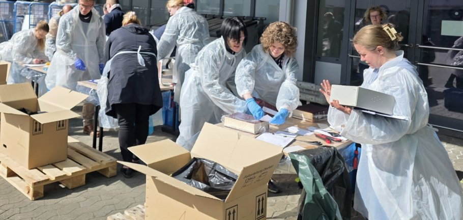 Mitglieder des Notfallverbundes Koblenz übten die Erstversorgung von beschädigten Büchern. Mitglieder des Notfallverbundes Koblenz übten die Erstversorgung von beschädigten Büchern.