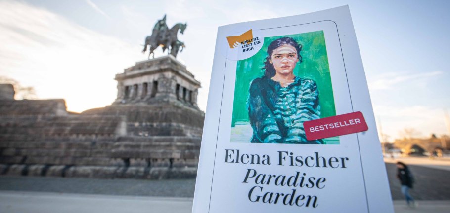 Der Roman „Paradise Garden“ von Elena Fischer ist 2026 das Buch bei "Koblenz liest ein Buch". Der Roman „Paradise Garden“ von Elena Fischer ist 2026 das Buch bei "Koblenz liest ein Buch".