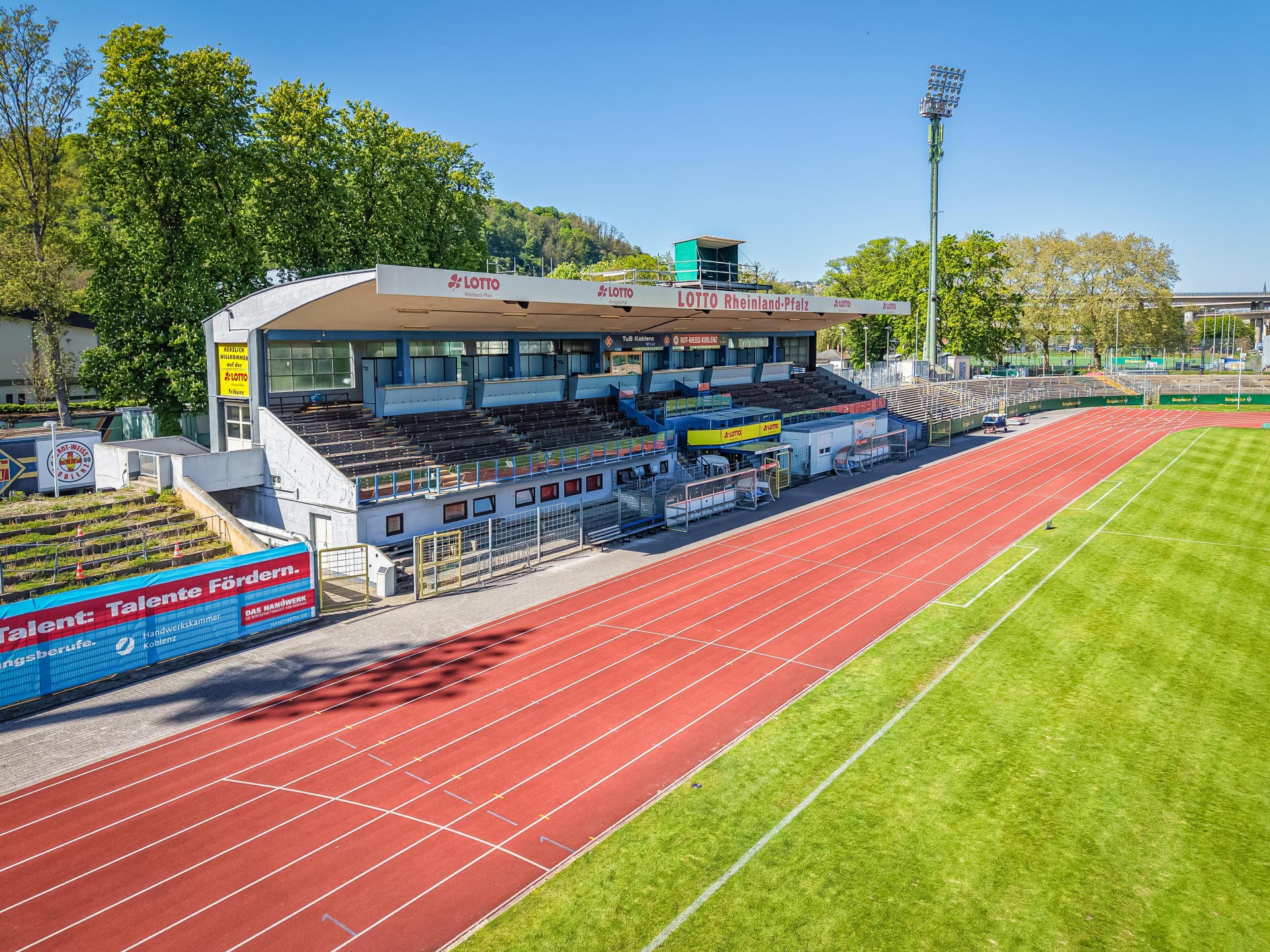 Die Haupttribüne des Stadion Oberwerth soll durch einen modernen Multifunktionsbau ersetzt werden. Hierfür hat die Stadt Koblenz nun Fördermittel vom Bund von 8 Millionen Euro erhalten.