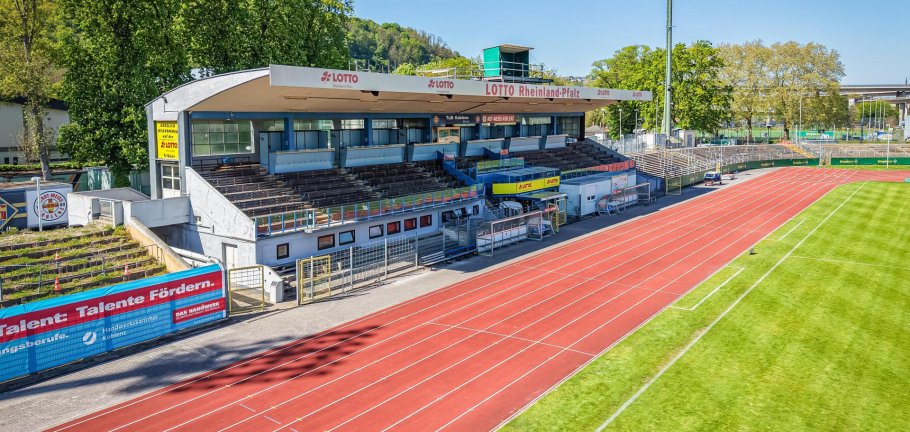 Die Haupttribüne des Stadion Oberwerth soll durch einen modernen Multifunktionsbau ersetzt werden. Hierfür hat die Stadt Koblenz nun Fördermittel vom Bund von 8 Millionen Euro erhalten.