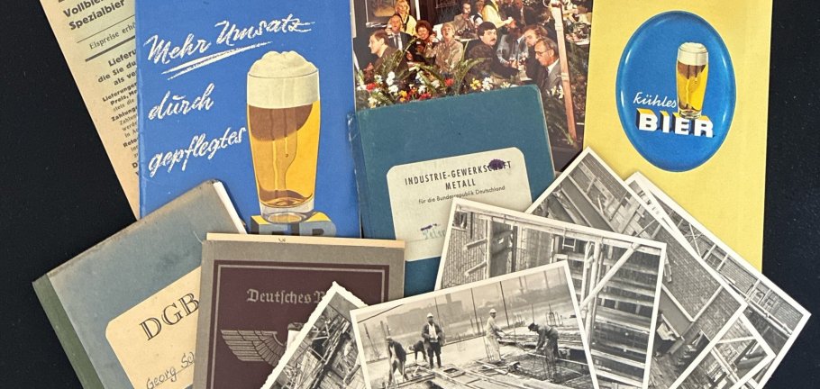 Mehrere Archivalien liegen verstreut auf einem Tisch.