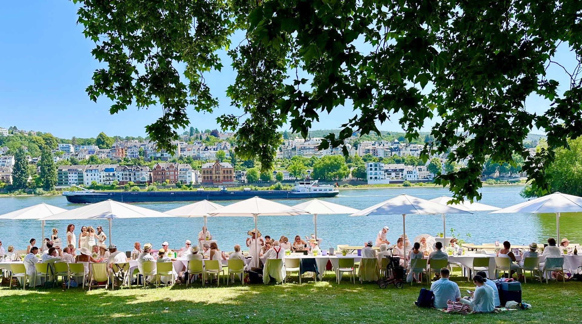 Auf der Wiese in der Kaiserin-Augusta-Anlage steigt am 4. Juni wieder das Dîner en blanc – mit einer langen Picknicktafel und Livemusik für eine ganz in Weiß gekleidete Gesellschaft.