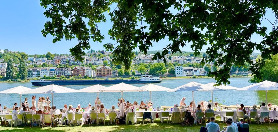 Auf der Wiese in der Kaiserin-Augusta-Anlage steigt am 4. Juni wieder das Dîner en blanc – mit einer langen Picknicktafel und Livemusik für eine ganz in Weiß gekleidete Gesellschaft.