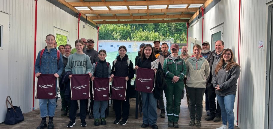 Teilnehmerinnen des Girls´Day mit den Gärtnerinnen und Gärtnern, die die Girls´ im Stadtgebiet begleiten durften.