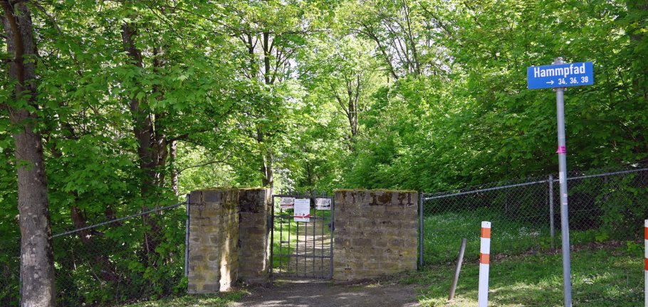 Ein Tor zu einem Friedhof. 