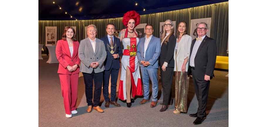 Gruppenbild mit Oberbürgermeister: David Langner (3. v.l.) präsentiert sich mit einigen Rednerinnen und Rednern, sowie Künstlerinnen und Künstlern der Stadtratssitzung zu seiner Amtseinführung - v.l. – Kim Theisen, Bürgermeisterin Ulrike Mohrs, Dörthe Dutt, Matthias Nester, Susanne Engelke, Lena Wecker, Guido Klöckner