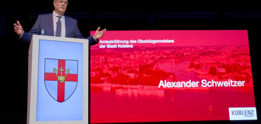 Auch der rheinland-pfälzische Ministerpräsident Alexander Schweitzer gratulierte Oberbürgermeister David Langner zum Start in seine zweite Amtszeit.
