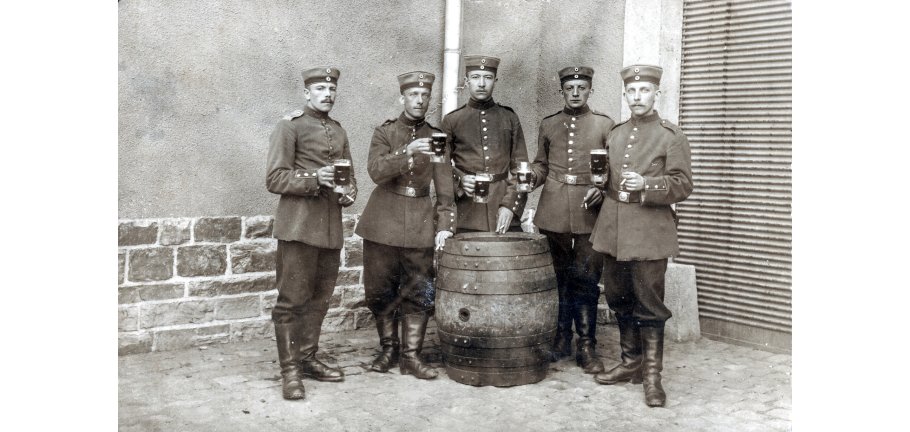 1915 ließen es sich Soldaten der Feldartillerie in der Kaserne Lützel gut gehen.
