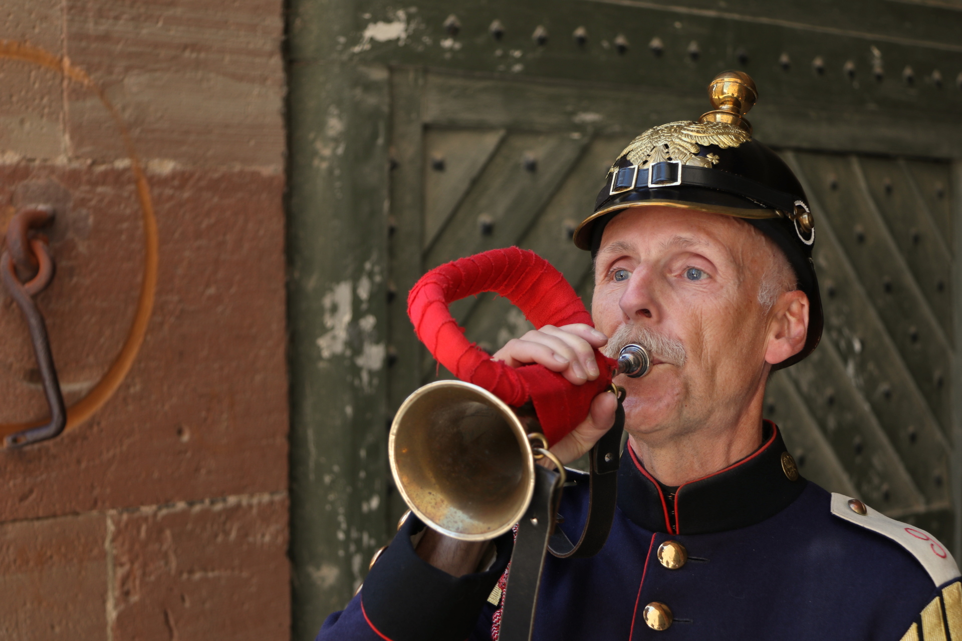 Zum großen Familienfest mit Maibaum-Aufstellen wird am Samstag, 9. Mai, in den Festungspark Kaiser Franz eingeladen. Auf dem Foto: Soldat mit Signalhorn