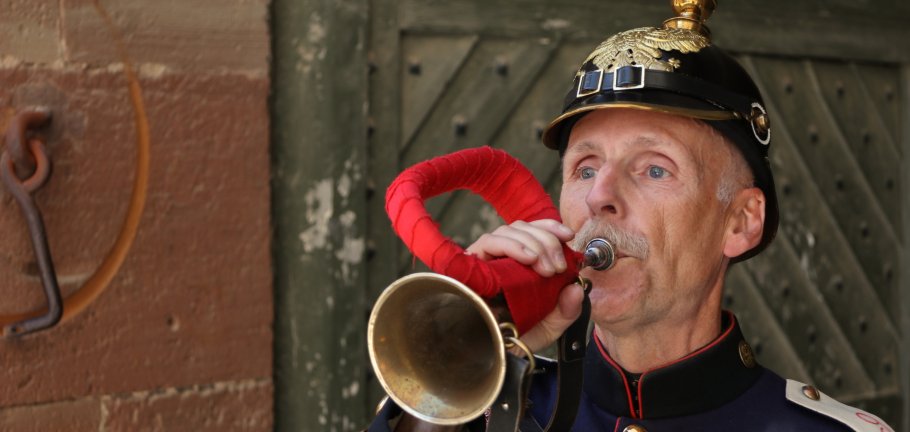 Zum großen Familienfest mit Maibaum-Aufstellen wird am Samstag, 9. Mai, in den Festungspark Kaiser Franz eingeladen. Auf dem Foto: Soldat mit Signalhorn