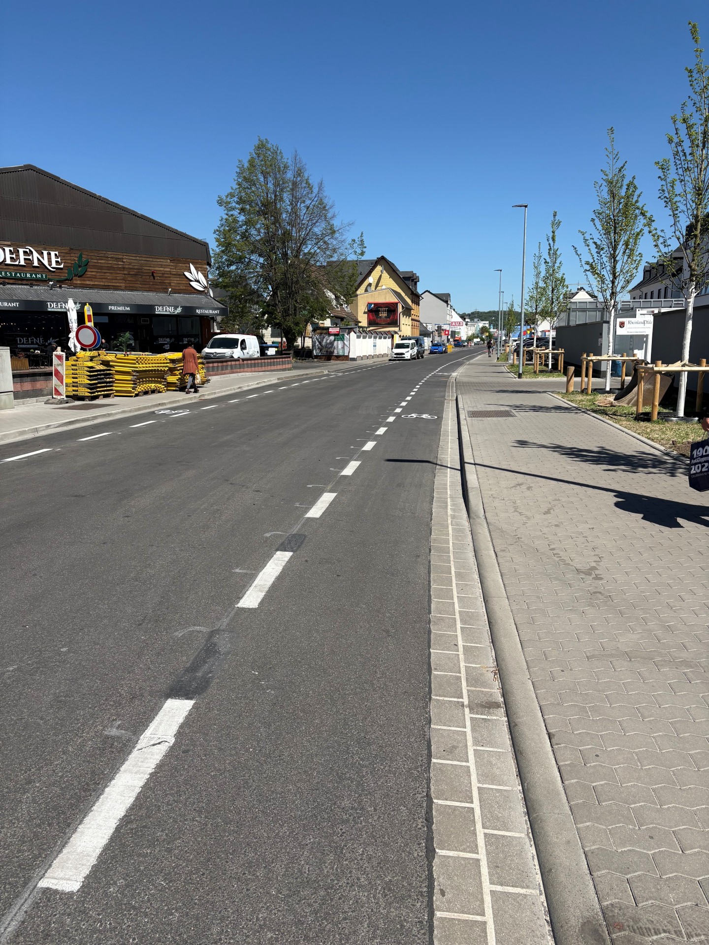 Im Wallersheimer Weg wurden die Gehwegbereiche neben den Kanalbau- und Straßenbauarbeiten auch ausgebaut. 