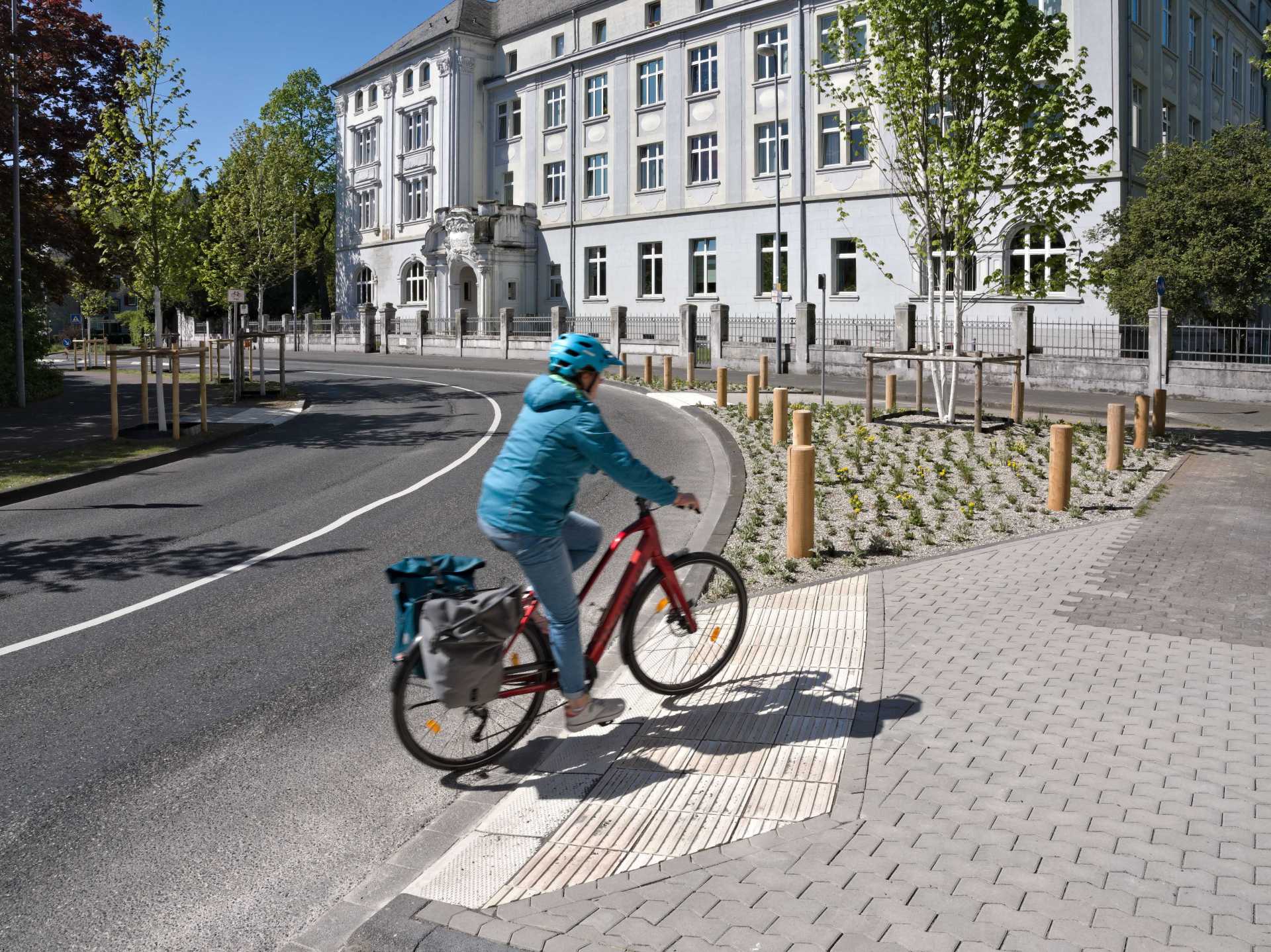 Ein Radfahrer biegt in eine Straße ein.
