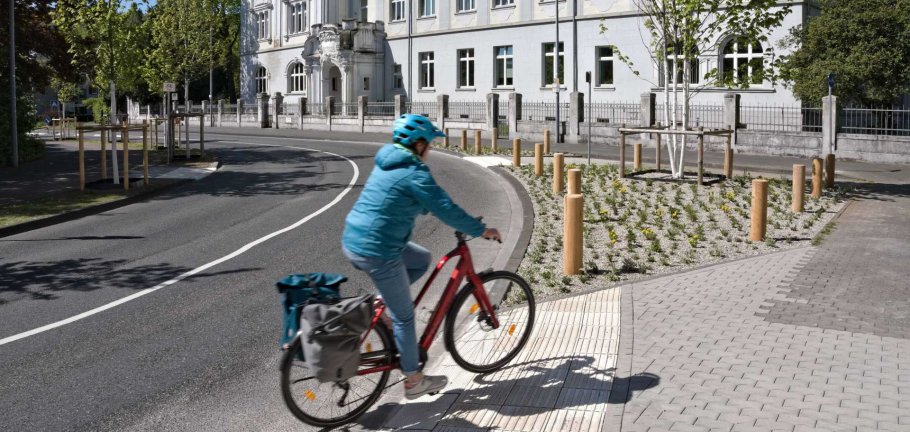 Ein Radfahrer biegt in eine Straße ein.