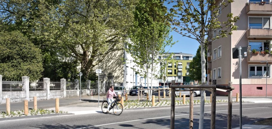 Eine Fahrradfahrerin überquert eine Straße.