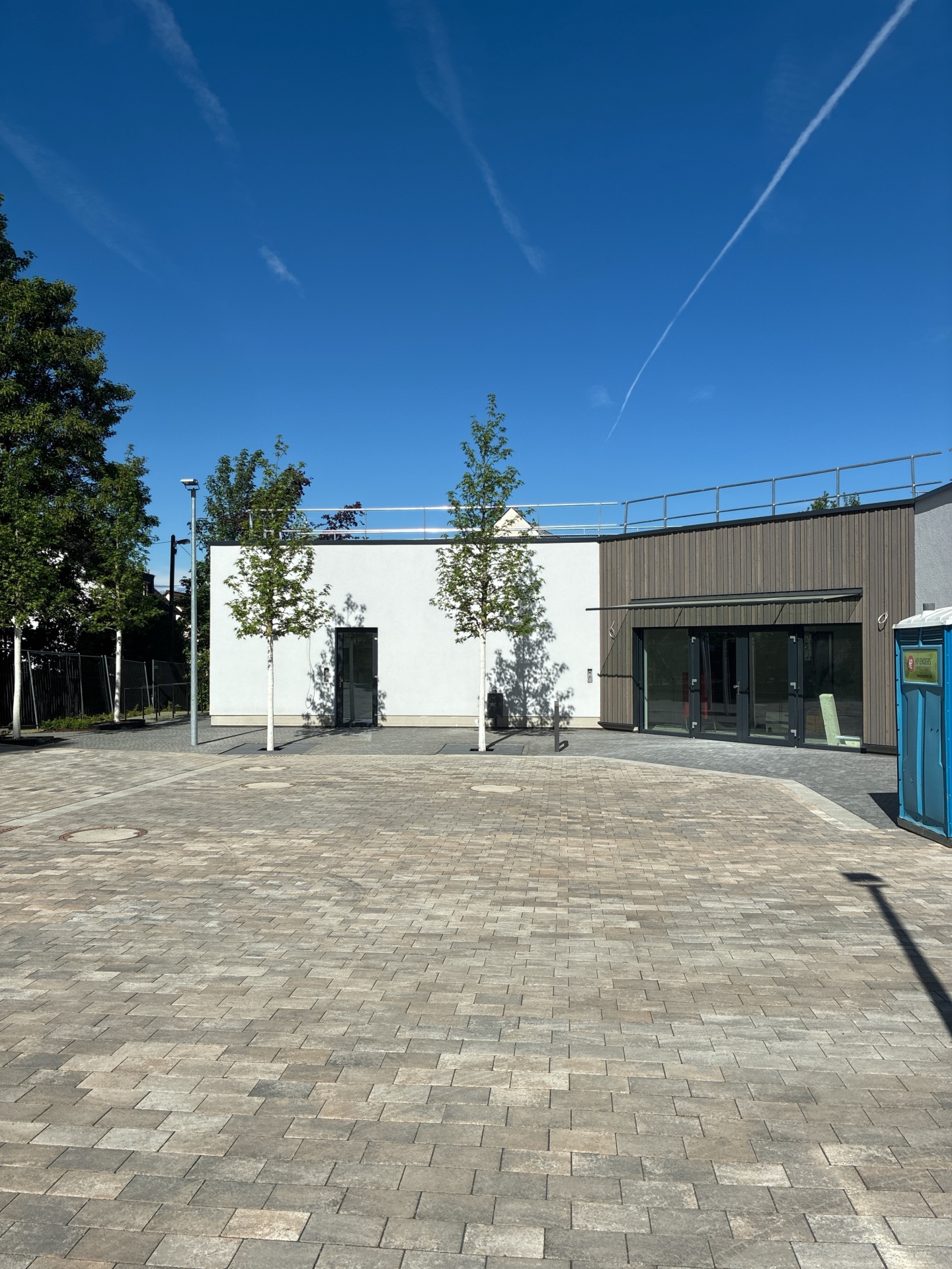 Blick auf den Neubau und den Vorplatz des Dorfgemeinschaftshauses Arenberg-Immendorf. 