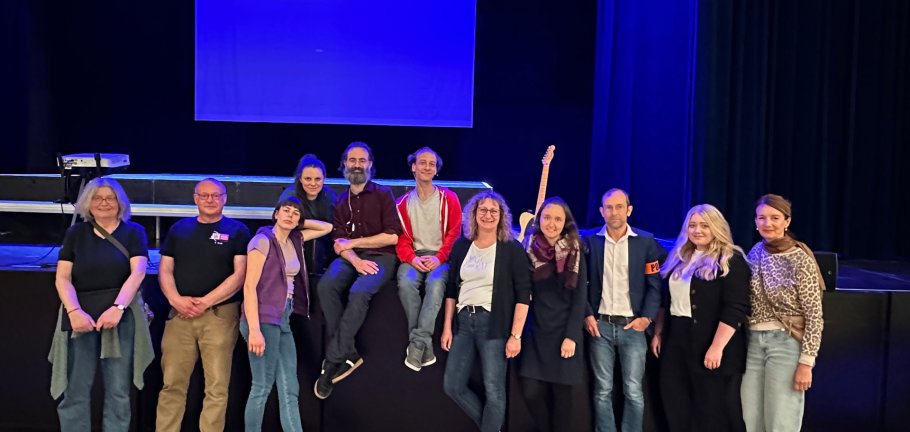 Das "Ensemble Bauchgefühl vom Schultheaterstudio Frankfurt" gemeinsam mit Kooperationspartner hier in Koblenz.