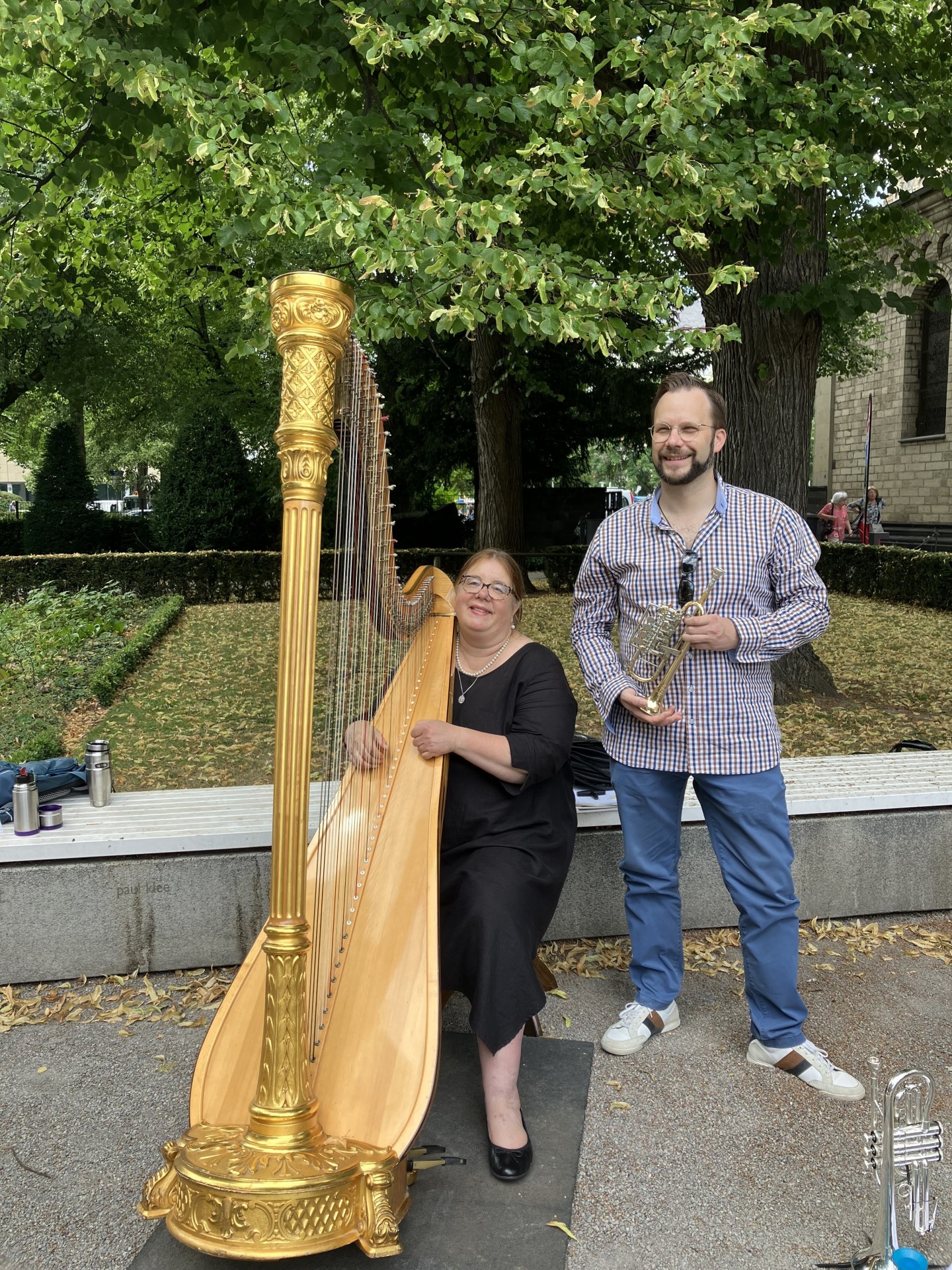 Stefanie Zimmer, Harfenistin des Staatsorchesters Rheinische Philharmonie, eröffnet am Sonntag gemeinsam mit dem Trompeter Daniel Ackermann die Konzertreihe „Musik im Paradiesgarten“.