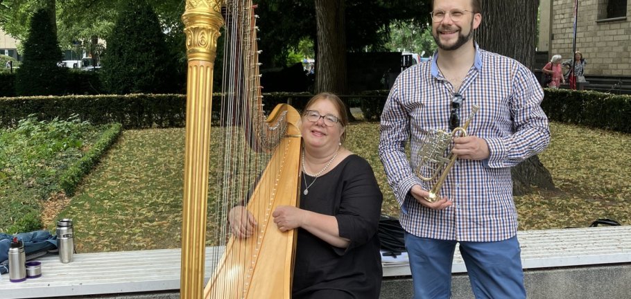 Stefanie Zimmer, Harfenistin des Staatsorchesters Rheinische Philharmonie, eröffnet am Sonntag gemeinsam mit dem Trompeter Daniel Ackermann die Konzertreihe „Musik im Paradiesgarten“.