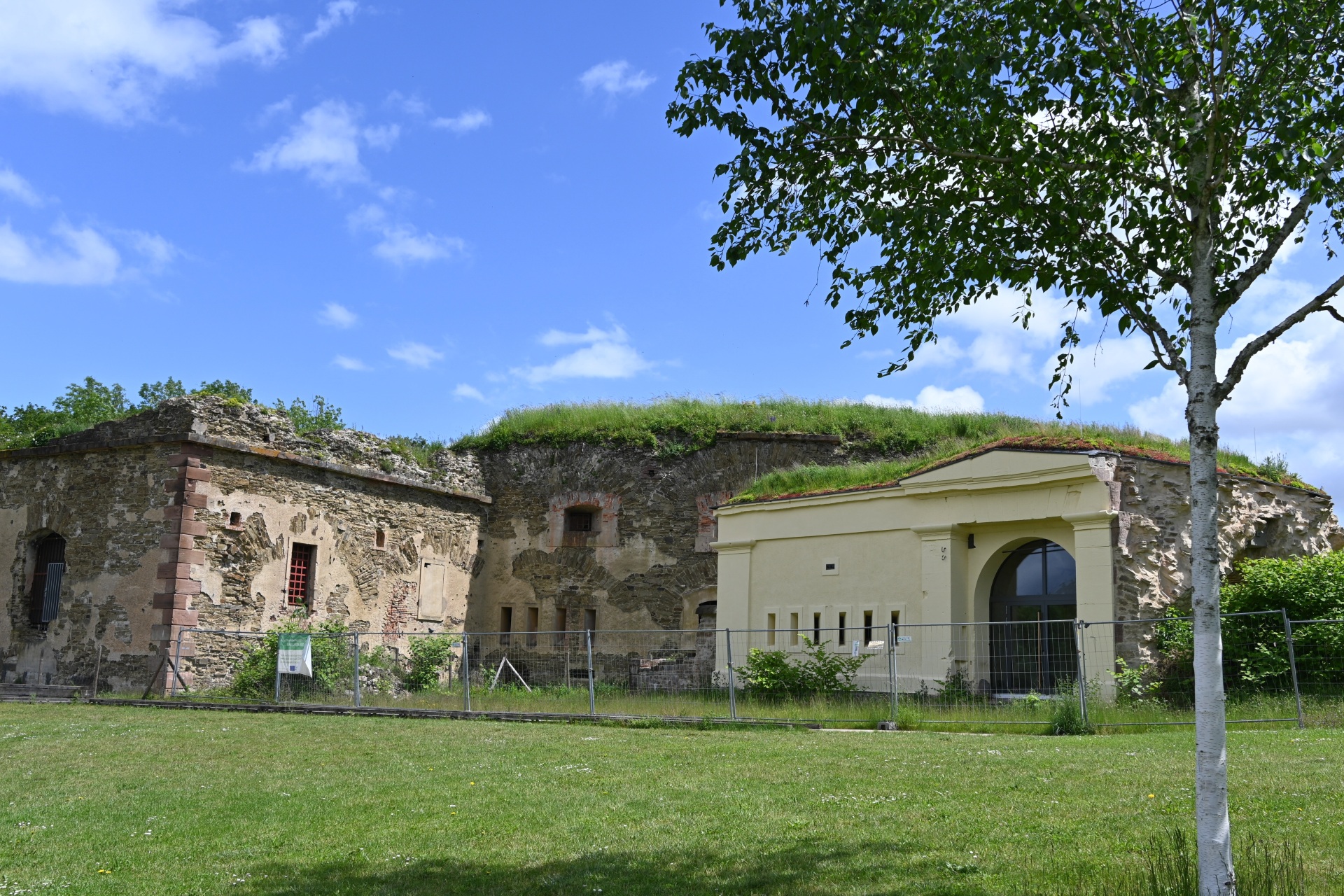 Der Platz vor dem Torhaus wird als neuer Stadtteilmittelpunkt ausgebaut. Voraussetzung dafür ist die Freilegung eines angrenzenden Abschnitts des ehemaligen Grabens, um den Druck auf das Reduit zu reduzieren.
