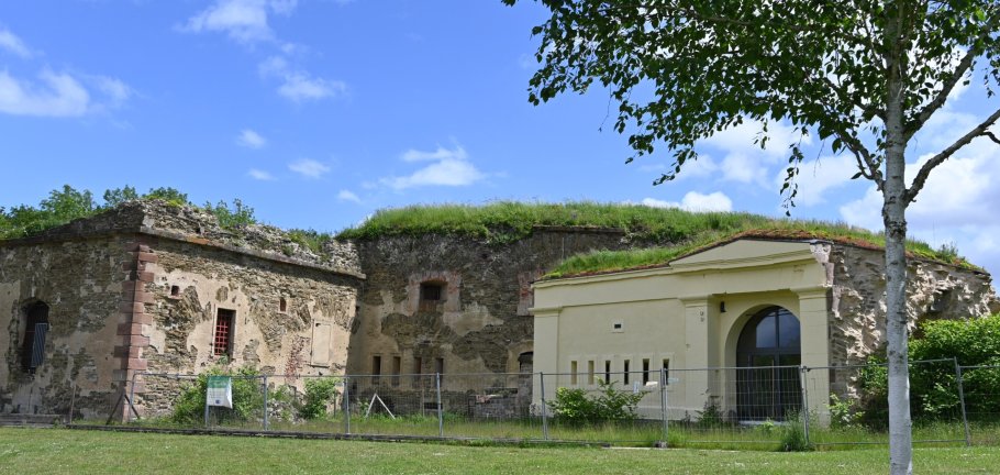 Der Platz vor dem Torhaus wird als neuer Stadtteilmittelpunkt ausgebaut. Voraussetzung dafür ist die Freilegung eines angrenzenden Abschnitts des ehemaligen Grabens, um den Druck auf das Reduit zu reduzieren.