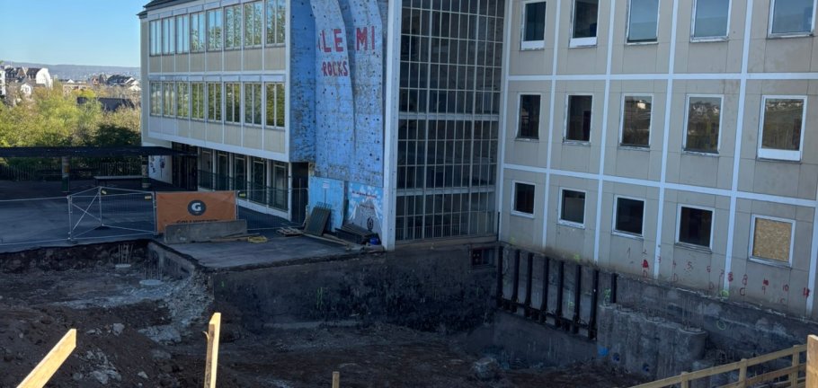 Die Bauarbeiten für den Erweiterungsbau der Clemens-Brentano-/Overberg Realschule plus schreiten voran. Nach Abschluss der Spezialtiefbauarbeiten haben zwischenzeitlich die Rohbauarbeiten begonnen. Die Bauarbeiten für den Erweiterungsbau der Clemens-Brentano-/Overberg Realschule plus schreiten voran. Nach Abschluss der Spezialtiefbauarbeiten haben zwischenzeitlich die Rohbauarbeiten begonnen.
