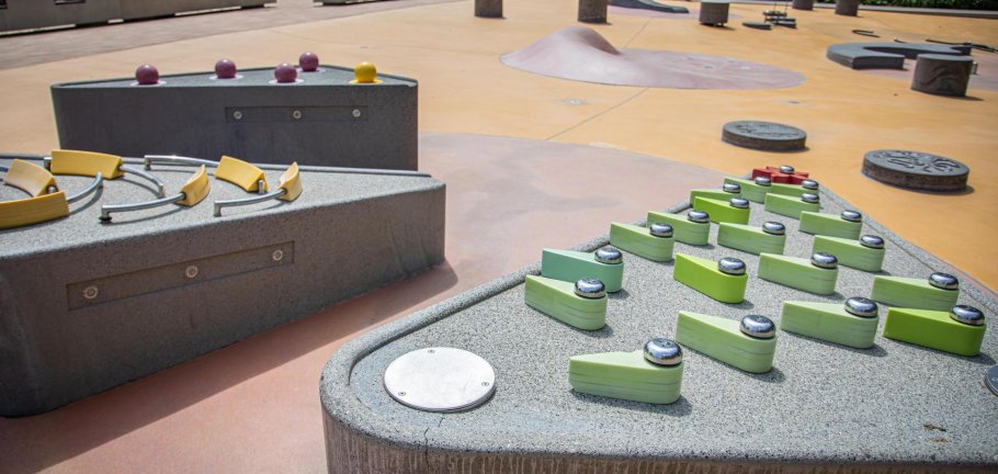 Spielgeräte stehen auf einem Wasserspielplatz, ohne, dass Wasser fließt. Spielgeräte stehen auf einem Wasserspielplatz, ohne, dass Wasser fließt.