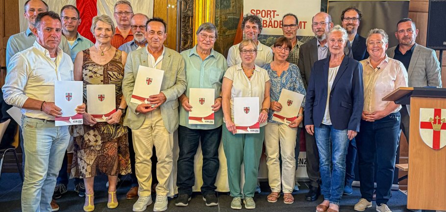 In einem feierlichen Rahmen wurden 15 Personen mit der Sportehrennadel und 2 Personen mit der Sportplakette ausgezeichnet. In einem feierlichen Rahmen wurden 15 Personen mit der Sportehrennadel und 2 Personen mit der Sportplakette ausgezeichnet.