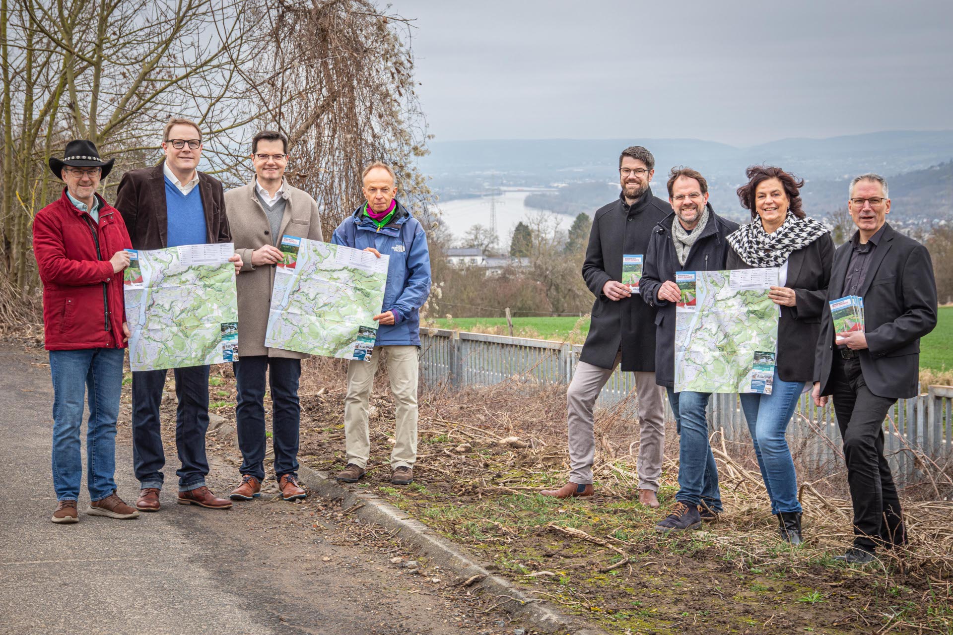 Vertreter von Stadtverwaltung, Koblenz-Touristik und BPD PD Immobilienentwicklung freuen sich, dass die neue Wanderkarte Rechte Rheinseite – Die Koblenzer Höhenstadteile entdecken“ wieder in einer aktualisierten Form auf dem Markt ist.