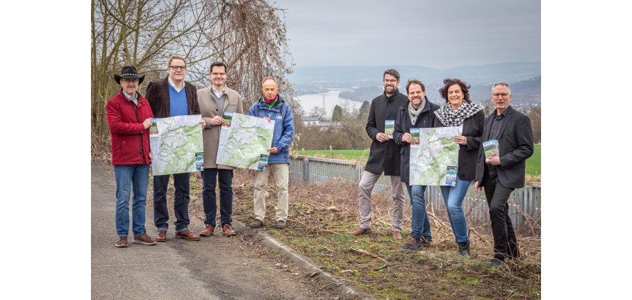 Vertreter von Stadtverwaltung, Koblenz-Touristik und BPD PD Immobilienentwicklung freuen sich, dass die neue Wanderkarte Rechte Rheinseite – Die Koblenzer Höhenstadteile entdecken“ wieder in einer aktualisierten Form auf dem Markt ist.