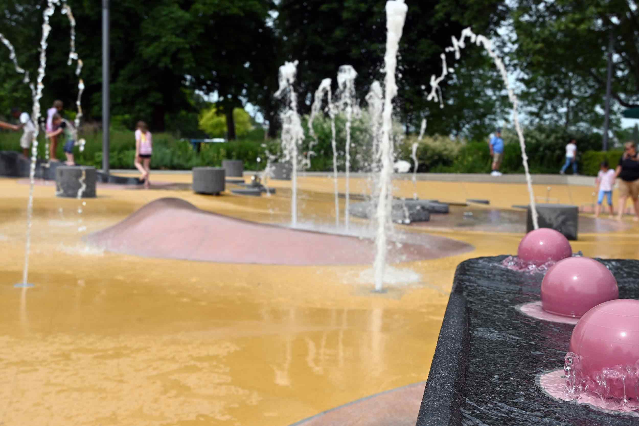 Die Steuerung des Wasserspielplatzes am Deutsche Eck ist repariert, die Pumpen laufen wieder und es darf gespielt werden.
