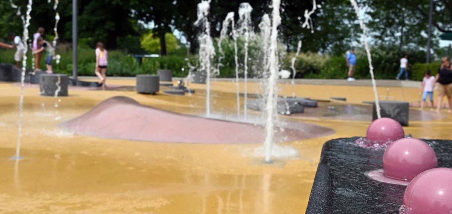 Die Steuerung des Wasserspielplatzes am Deutsche Eck ist repariert, die Pumpen laufen wieder und es darf gespielt werden. Die Steuerung des Wasserspielplatzes am Deutsche Eck ist repariert, die Pumpen laufen wieder und es darf gespielt werden.