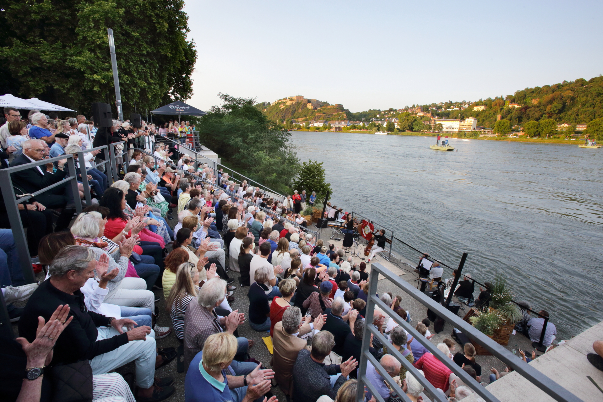 Die Kulturstufen verwandeln die Schlossstufen am Rheinufer jeden Mittwoch ab 19 Uhr in eine Open-Air-Bühne für regionale Künstlerinnen und Künstler. 