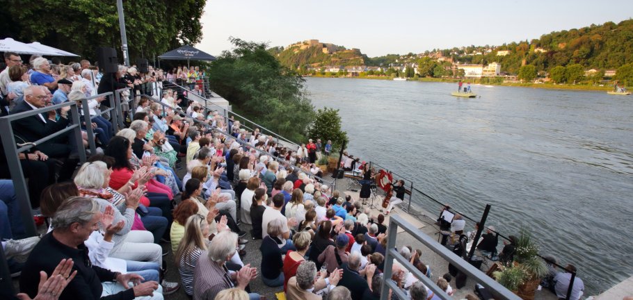 Die Kulturstufen verwandeln die Schlossstufen am Rheinufer jeden Mittwoch ab 19 Uhr in eine Open-Air-Bühne für regionale Künstlerinnen und Künstler. Die Kulturstufen verwandeln die Schlossstufen am Rheinufer jeden Mittwoch ab 19 Uhr in eine Open-Air-Bühne für regionale Künstlerinnen und Künstler.